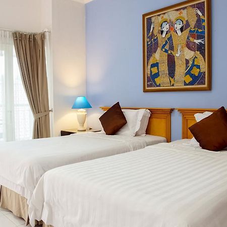 Topaz Guest House Giacarta Esterno foto