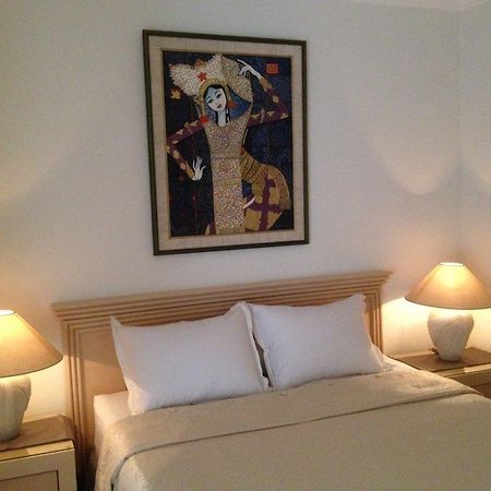 Topaz Guest House Giacarta Esterno foto
