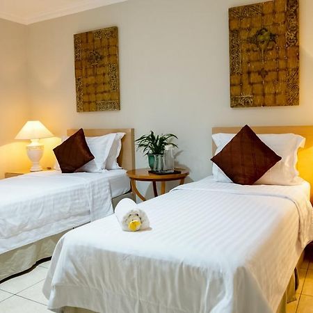 Topaz Guest House Giacarta Esterno foto